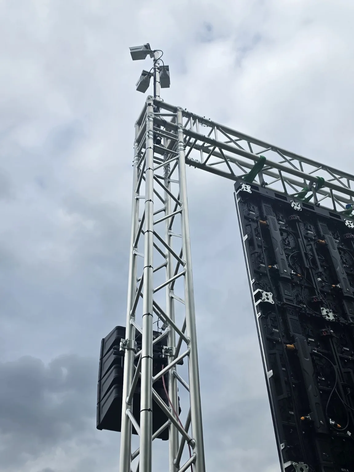 Temporary truss installation carrying equipment