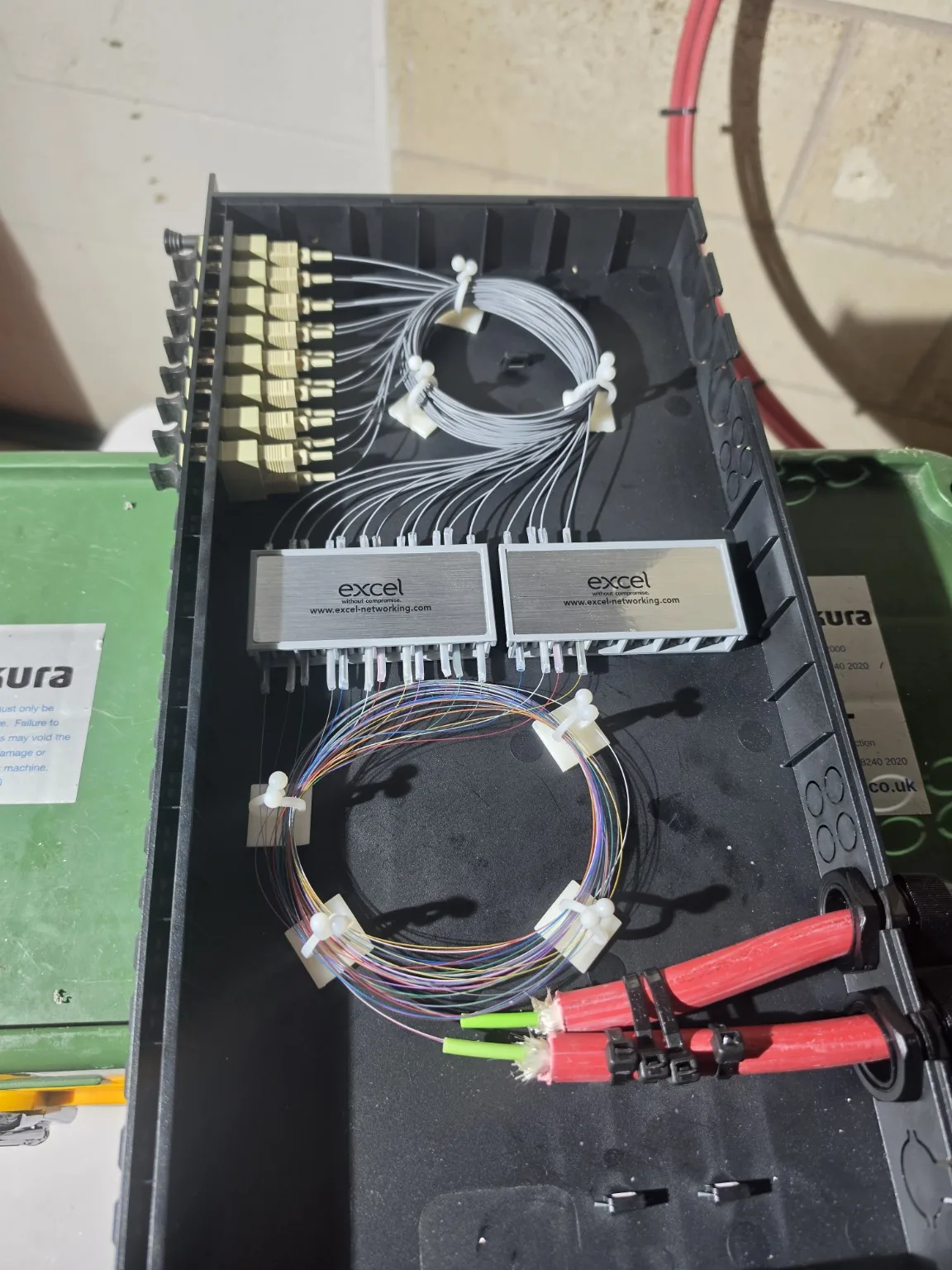 Fibre termination tray with neatly arranged fibre strands