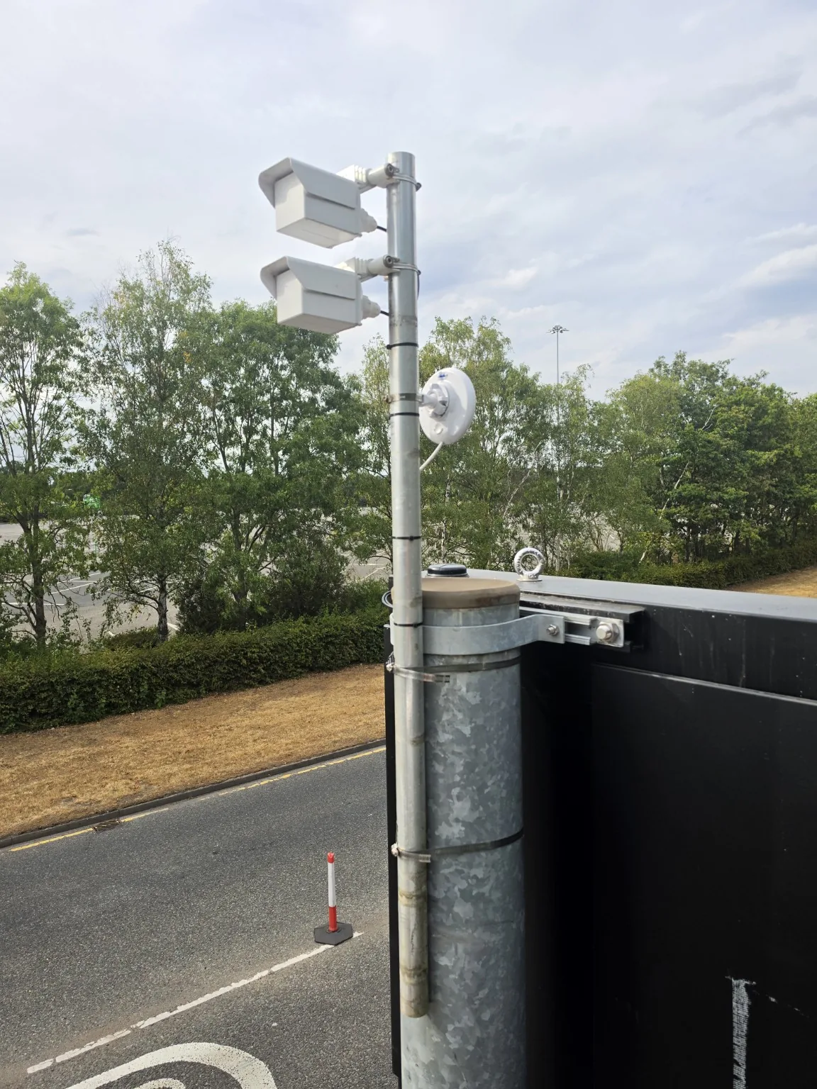 Outdoor wireless link equipment mounted on a pole
